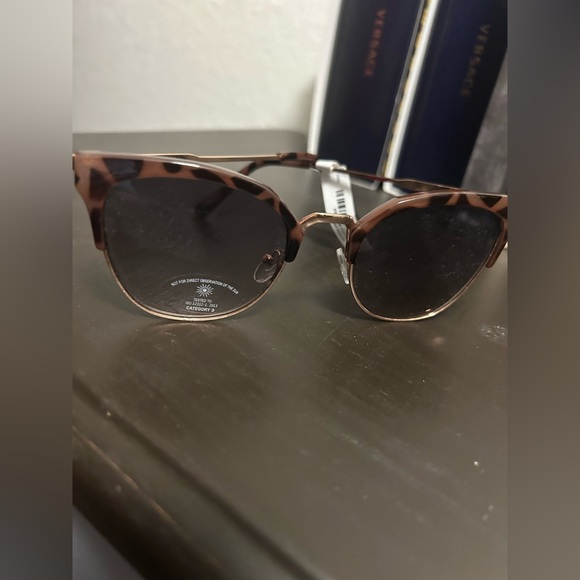 ALDO cat-eye sunglasses - Picture 3 of 4